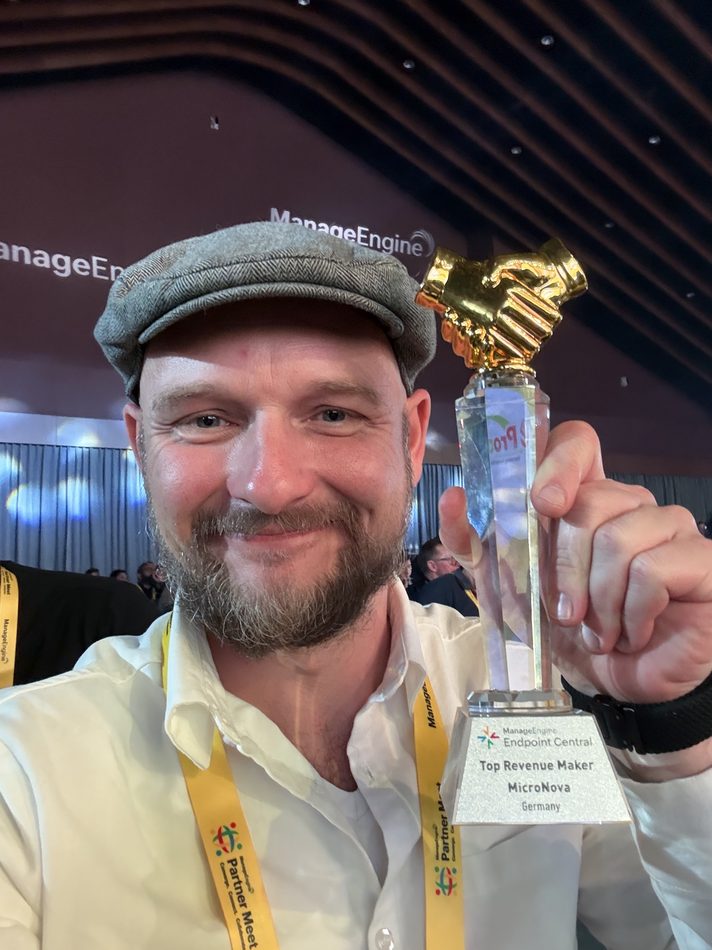 Der Pokal für den Top Revenue Maker bei ManageEngine Endpoint Central, überreicht auf dem Partner Meet im Januar 2026.